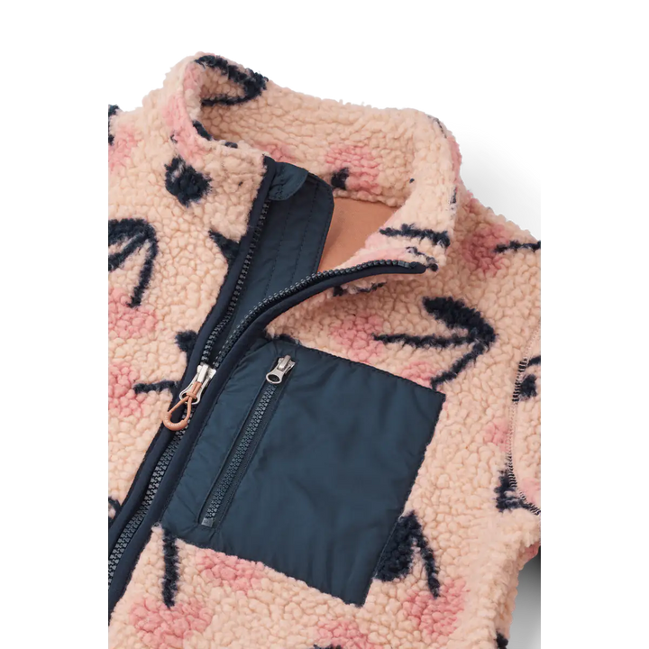 Liewood Nolan Pile Jacket mega cherry heart rosey Detailansicht Stehkragen und Reißverschluss mit Brusttasche 