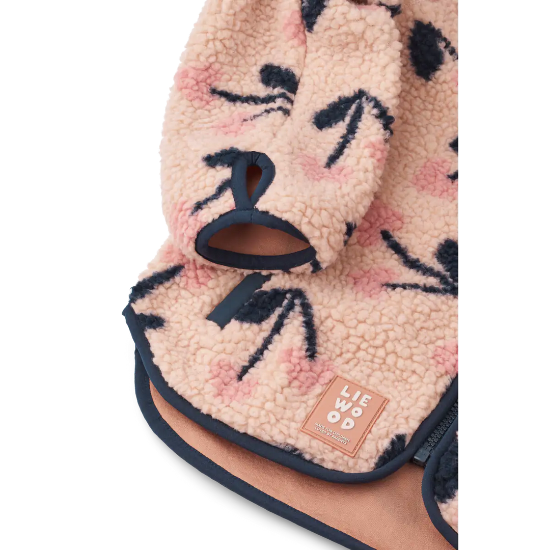 Liewood Nolan Pile Jacket mega cherry heart rosey Detailansicht Kirschmuster und Liewood Patch am unteren Saum 