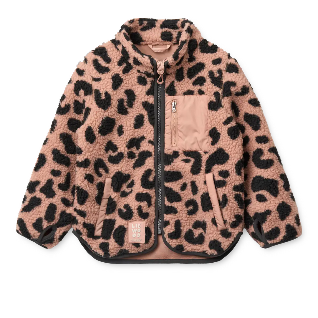 rosafarbene Fleecejacke für Mädchen mit schwarzem Leopardenmuster, Stehkragen, Schwarzem Reißverschluss, rosafarbener Brusttasche und seitlichen Eingriffstaschen. Produktbild, Ansicht der Vorderseite. 