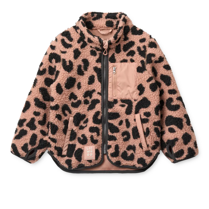 rosafarbene Fleecejacke für Mädchen mit schwarzem Leopardenmuster, Stehkragen, Schwarzem Reißverschluss, rosafarbener Brusttasche und seitlichen Eingriffstaschen. Produktbild, Ansicht der Vorderseite. 