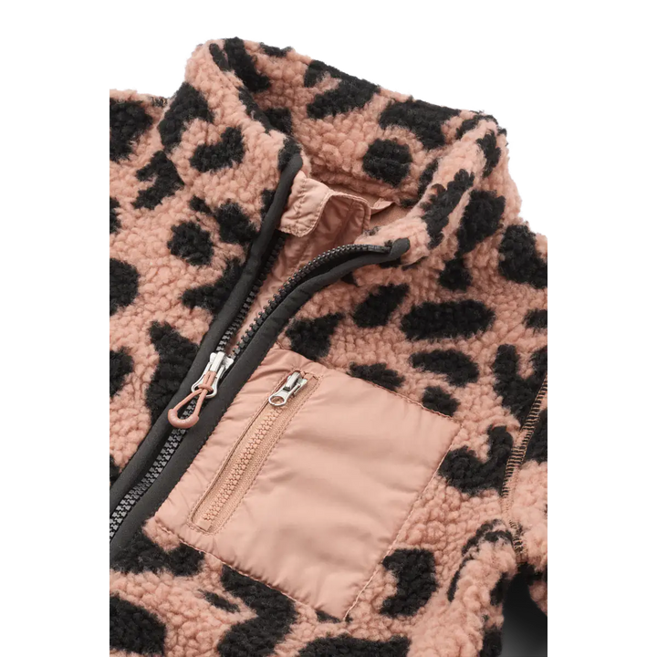 Liewood Nolan Pile Jacket mega leo pale tuscany Detailansicht Stehkragen, Reißverschluss und Brusttasche 