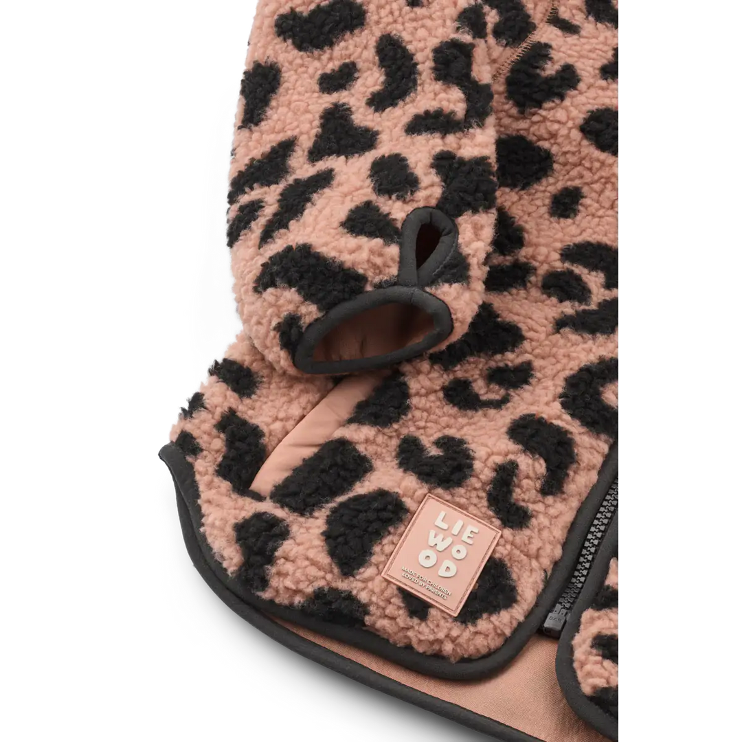 Liewood Nolan Pile Jacket mega leo pale tuscany Detailansicht Leopardenmuster und Liewood Patch am unteren Saum 