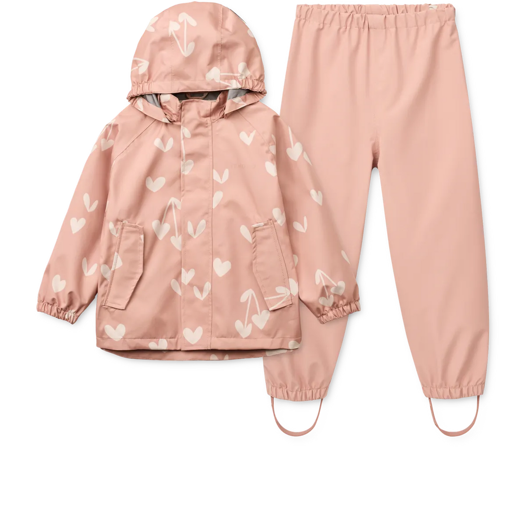 Regenbekleidungsset bestehend aus Jacke und Hose in rose für Mädchen aus recyceltem Polyester mit Herzmuster in hellem rose auf der Jacke