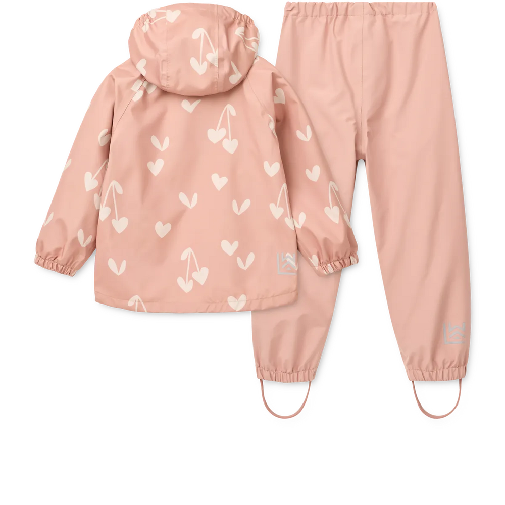 Liewood Pedia Rainwear Set sweethearts pale tuscany Ansicht Jacke und ose von hinten, reflektierendes Logo im rechten unteren Bereich auf Jacke und Hose