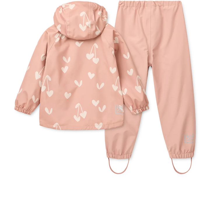 Liewood Pedia Rainwear Set sweethearts pale tuscany Ansicht Jacke und ose von hinten, reflektierendes Logo im rechten unteren Bereich auf Jacke und Hose