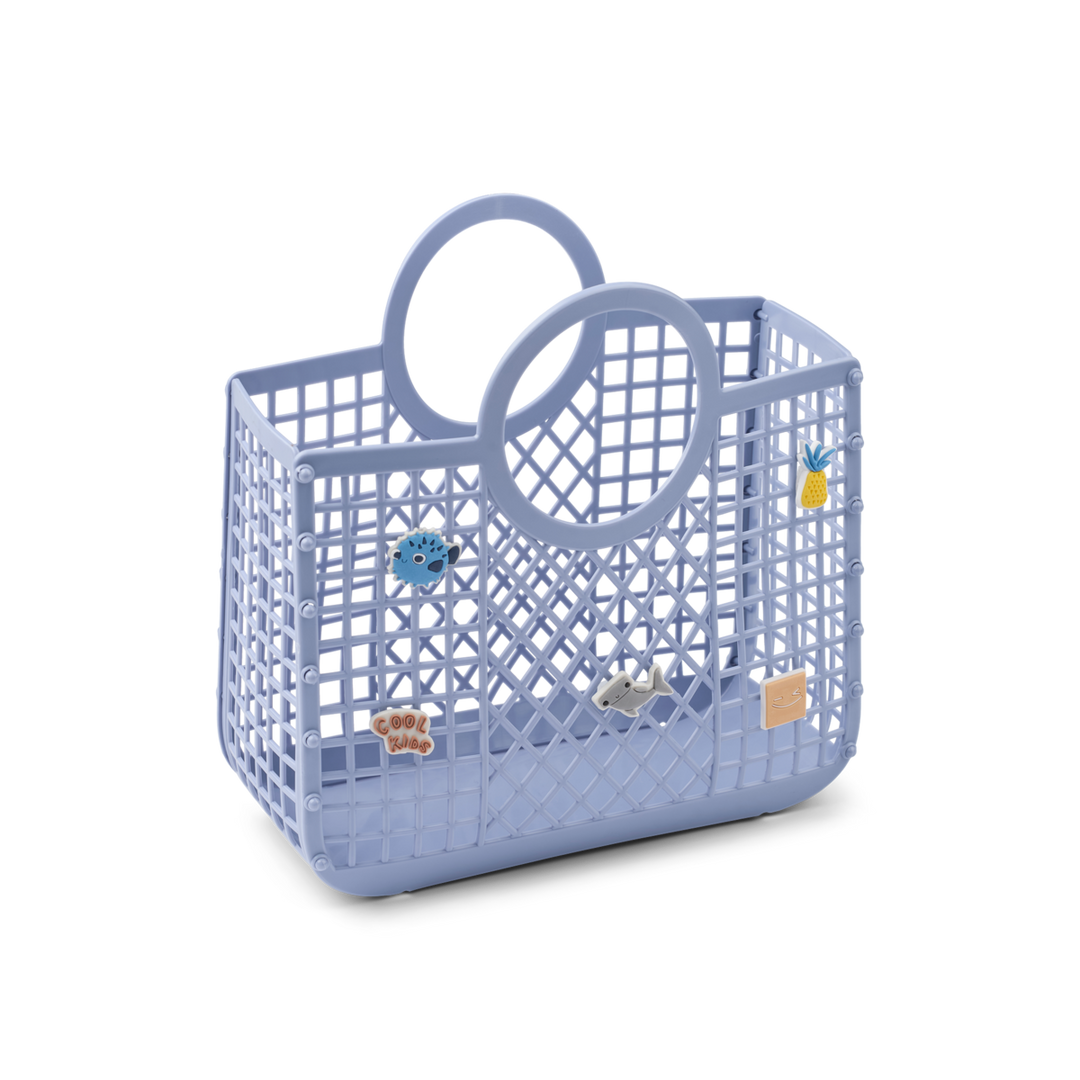 blau-violetter Korb aus Plastik im Gittermuster mit kreisrunden, integrierten Griffen und ansteckbaren Anhängern, ausklappbar. Produktbild, Ansicht von vorne