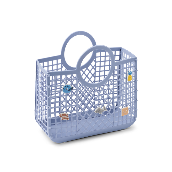 blau-violetter Korb aus Plastik im Gittermuster mit kreisrunden, integrierten Griffen und ansteckbaren Anhängern, ausklappbar. Produktbild, Ansicht von vorne