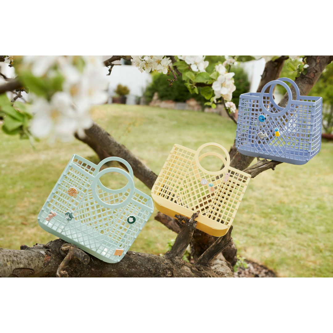 Liewood Samantha Basket with charms lemonade drapiert mit zwei gleichen Körben in den weiteren Farben dusty lavender und hellgrün