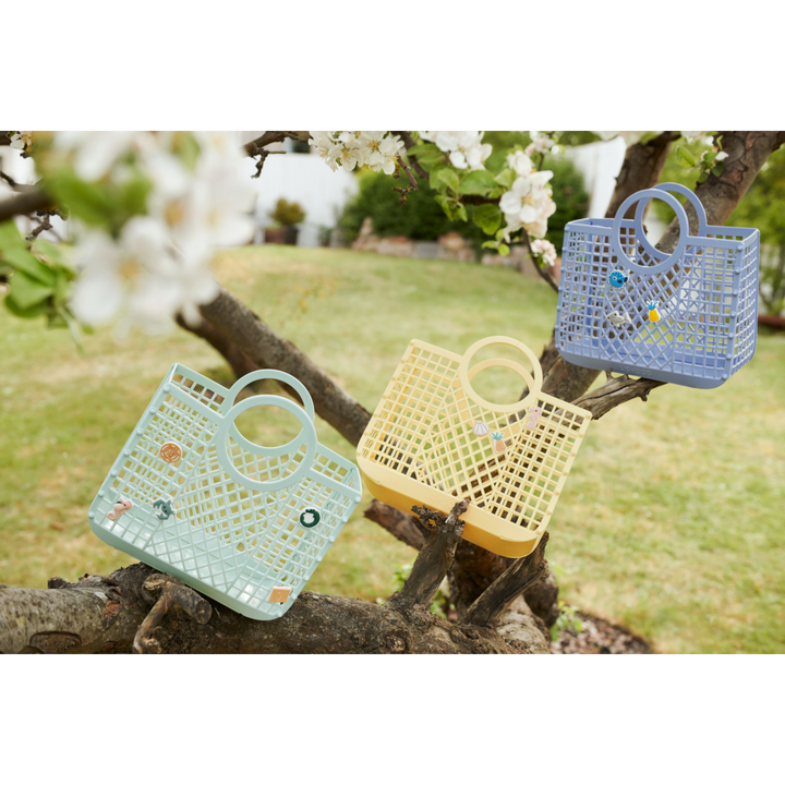 Liewood Samantha Basket with charms lemonade drapiert mit zwei gleichen Körben in den weiteren Farben dusty lavender und hellgrün