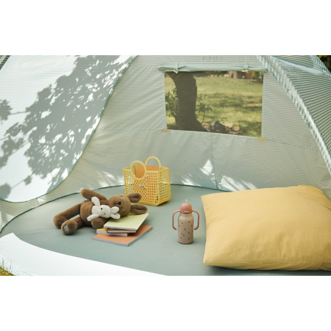 Liewood Samantha Basket with charms lemonade drapiert in einem Zelt mit weiteren Accessoires