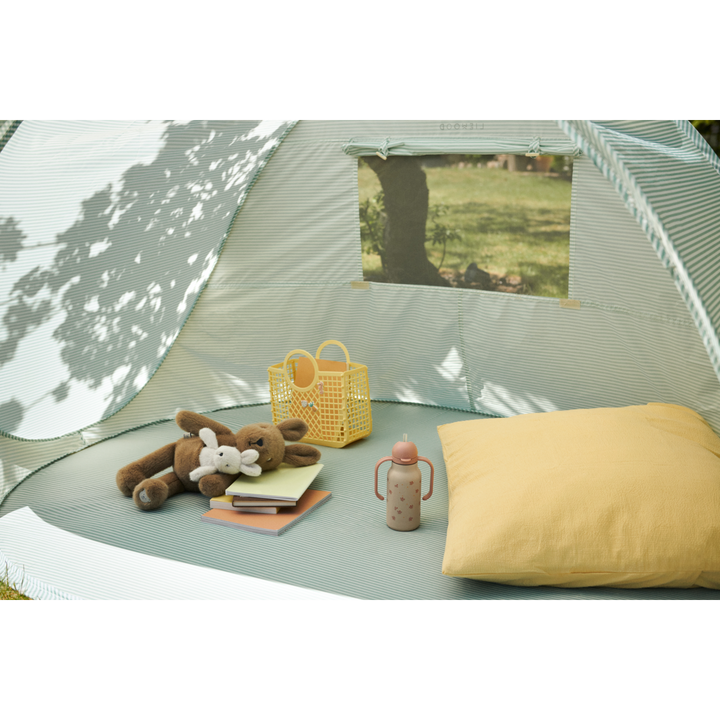 Liewood Samantha Basket with charms lemonade drapiert in einem Zelt mit weiteren Accessoires