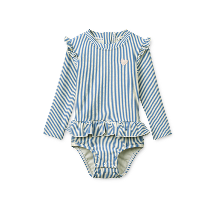 langärmeliger Badeanzug für Baby-Mädchen mit weiß-blauen vertikalen Streifen, Rundhalsausschnitt, Rüscxhen an den Schultern und einem angedeuteten Rüschen-Röckchen auf Höhe der Hüfte, Reißverschluss auf dem Rücken und Druckknöpfe im Windelbereich