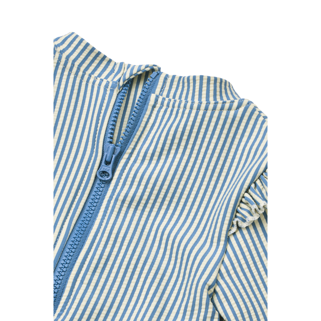 Liewood_Sille_Baby_Seersucker_Swimsuit_riverside_creme_de_la_creme Detailansicht Reißverschluss auf dem Rücken 