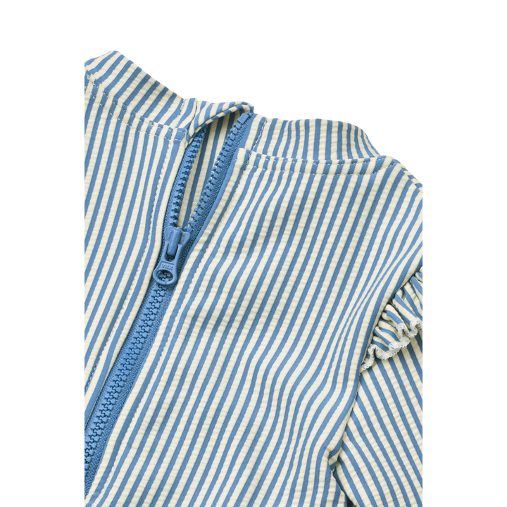 Liewood_Sille_Baby_Seersucker_Swimsuit_riverside_creme_de_la_creme Detailansicht Reißverschluss auf dem Rücken 