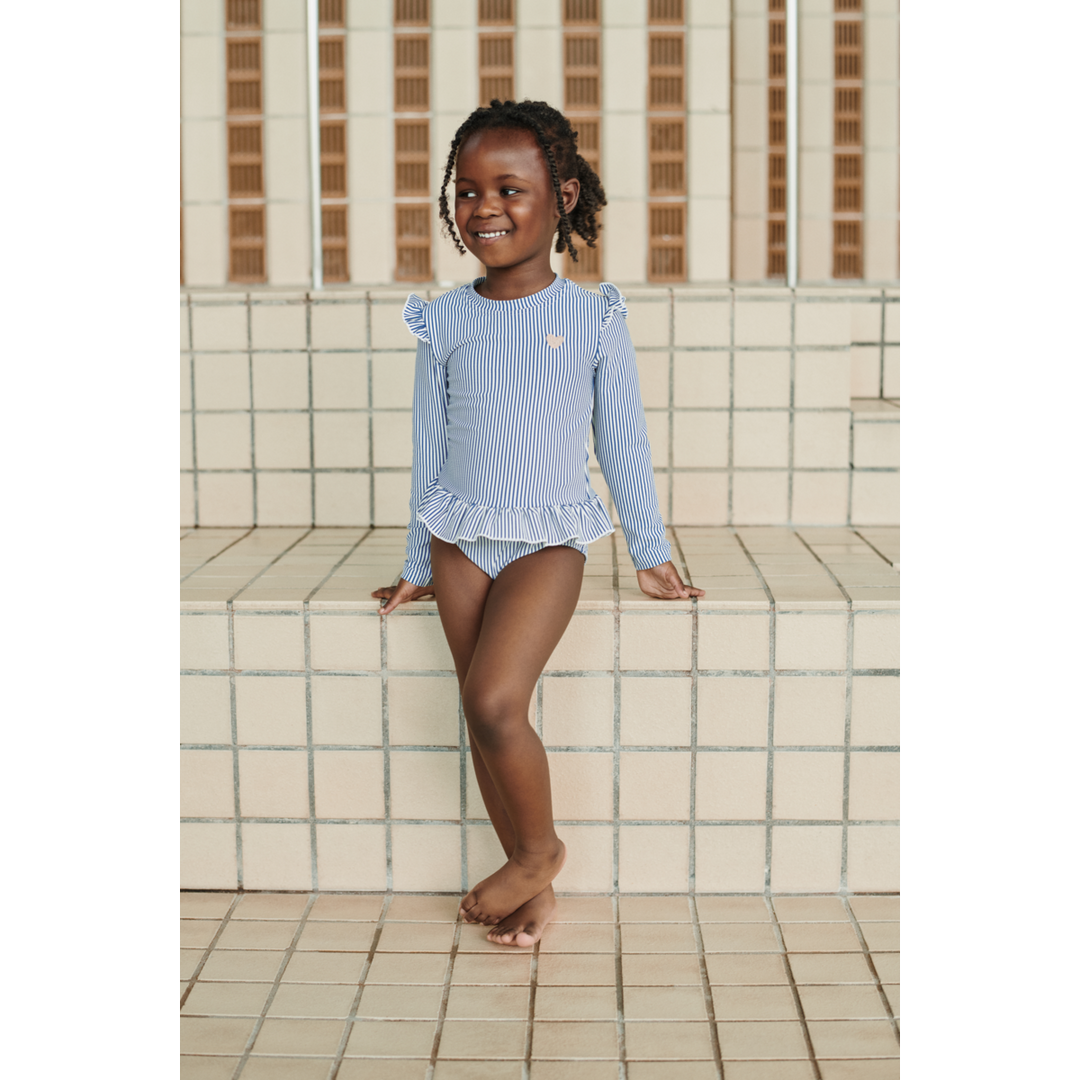 Liewood Sille Seersucker Swimsuit riverside creme de la creme getragen von einem Mädchen, Ansicht von vorne