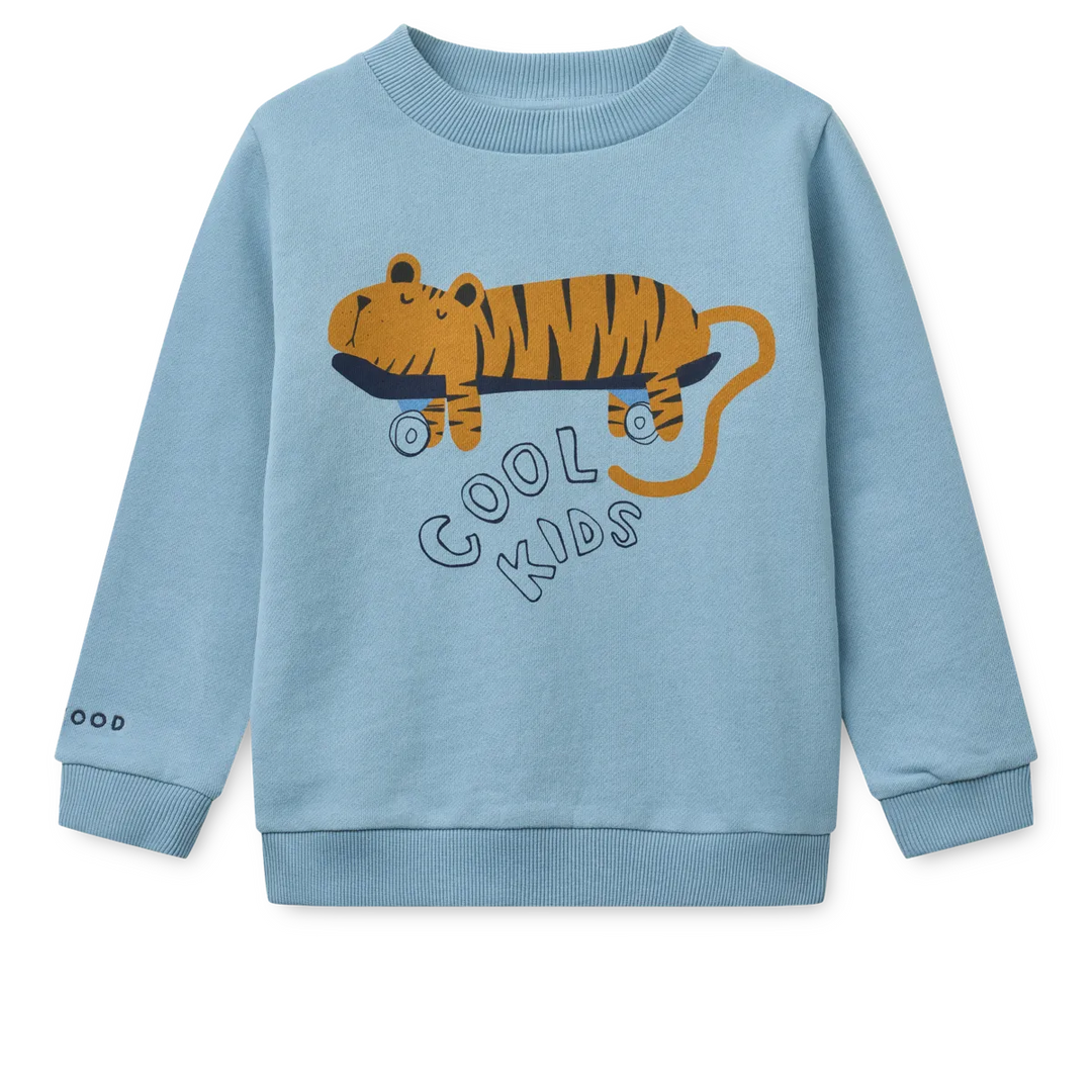 hellblaues Sweatshirt für Jungen aus Bio-Baumwolle mit einem großen Print auf der Vorderseite in Form eines auf einem Skateboard schlafenden Tigers mit der Aufschrift cool kids