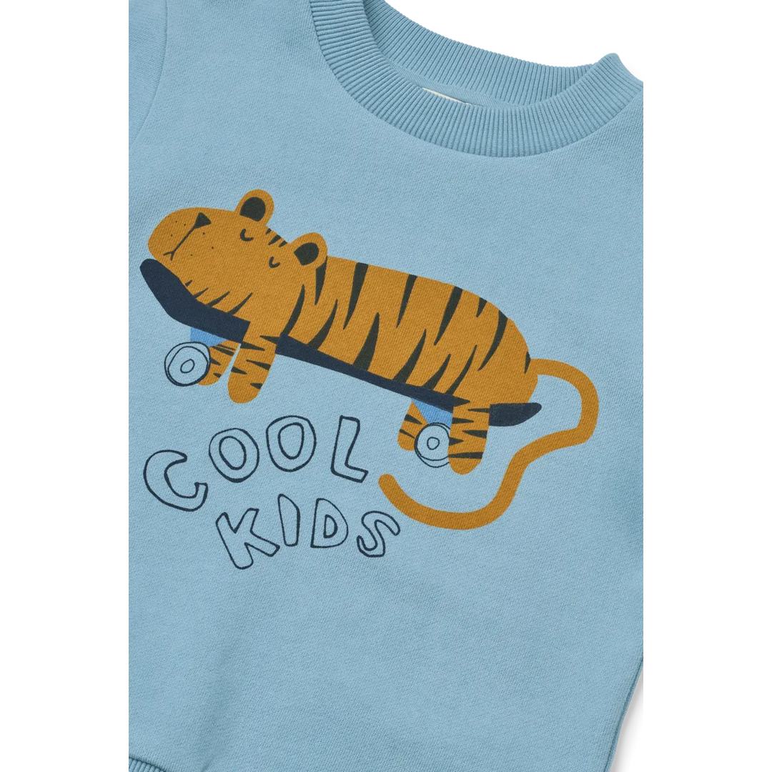 Liewood Thora Placement Sweatshirt tiger / beach blue Detailansicht Aufdruck des Tigers auf dem Skateboard 