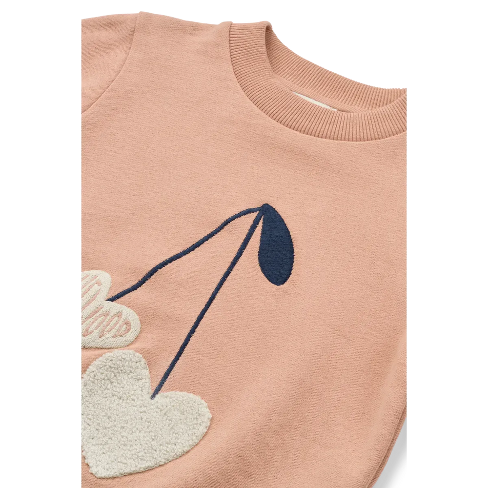 Liewood Thors Placement Sweatshirt sweethearts pale tuscany Detailansicht aufgestickte Kirsche und geripptes Bündchen am Rundhalsausschnitt