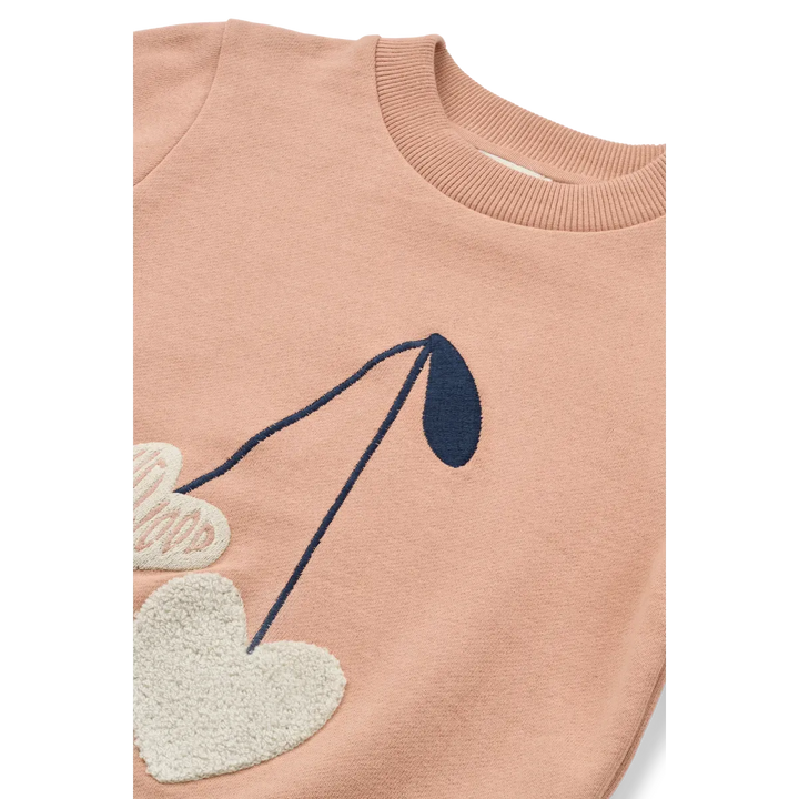 Liewood Thors Placement Sweatshirt sweethearts pale tuscany Detailansicht aufgestickte Kirsche und geripptes Bündchen am Rundhalsausschnitt