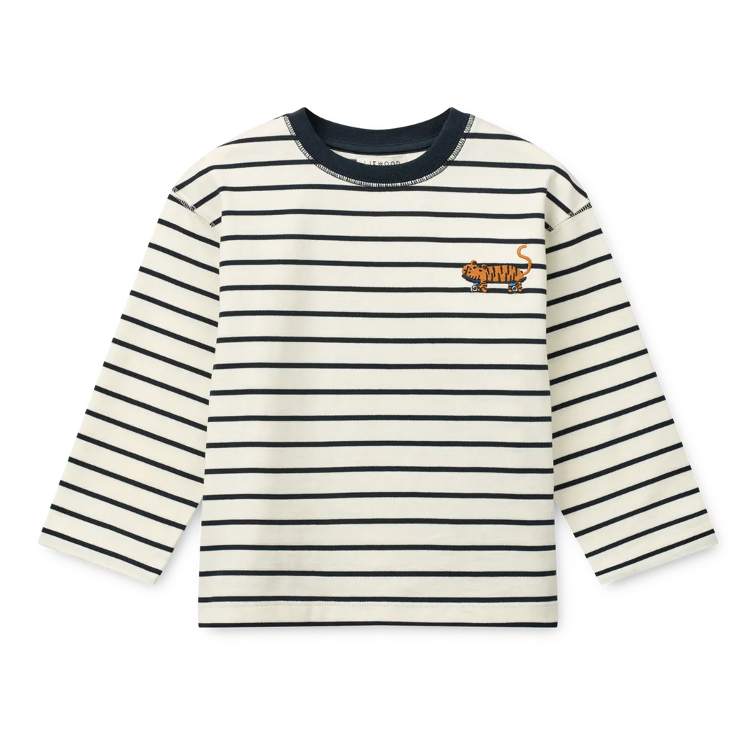 cremeweißes Langarmshirt für Kinder aus Bio-Baumwolle mit dünnen dunkelblauen Streifen, einem dunkelblauen Rundhalsausschnitt und einem kleinen aufgestickten Tiger auf Höhe der linken Brust