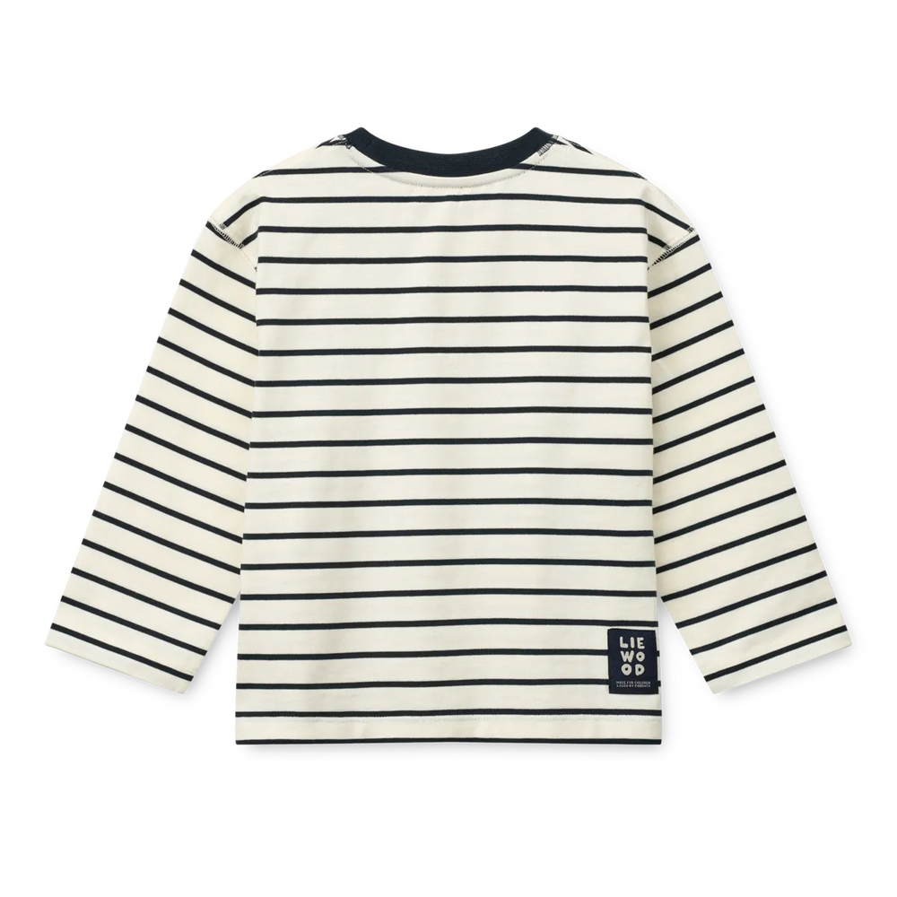 Liewood Tyler Stripe LS T-shirt y/d stipes classic navy creme de la creme Ansicht von hinten mit Blick auf das aufgenähte Label von Liewood im unteren rechten Bereich über dem Saum