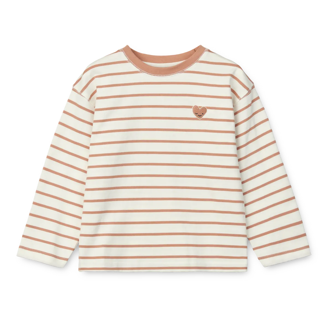 cremeweißes Langarmshirt für Mädchen aus Bio-Baumwolle mit dünnen altrosefarbenen Streifen und einem altrosefarbenem Rundhalsausschnitt und einem aufgestickten kleinen Herz mit Gesicht auf Höhe der linken Brust