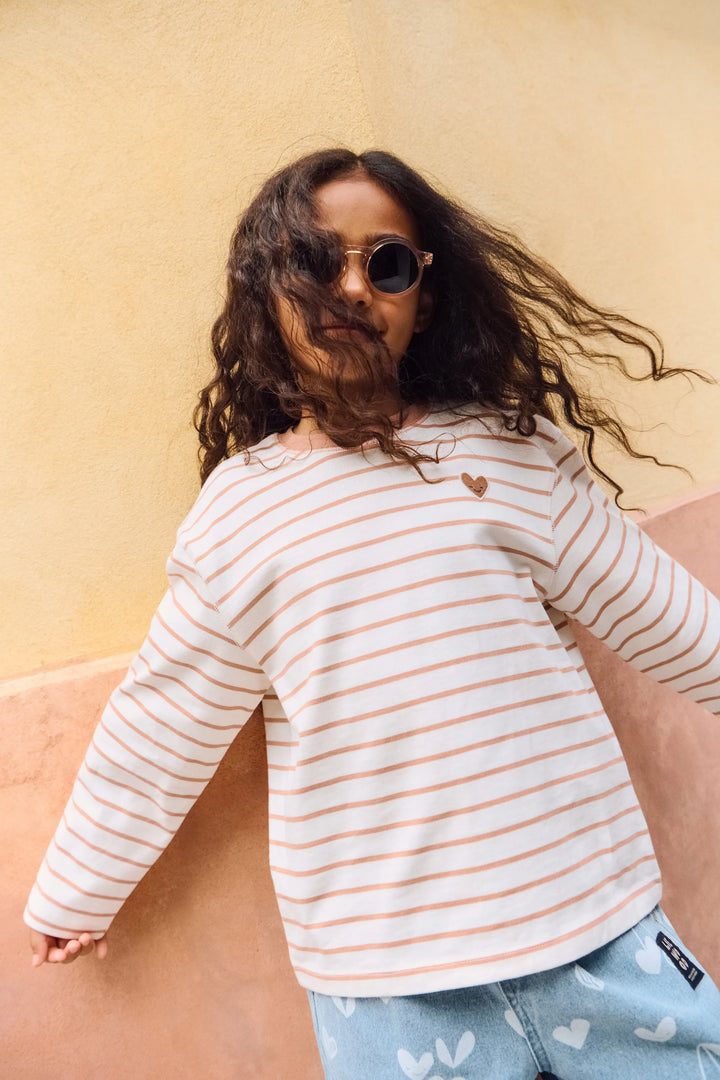 Liewood Tyler Stripe LS t-shirt heart tuscany rose / creme de la creme getragen von einem Mädchen Ansicht von vorne