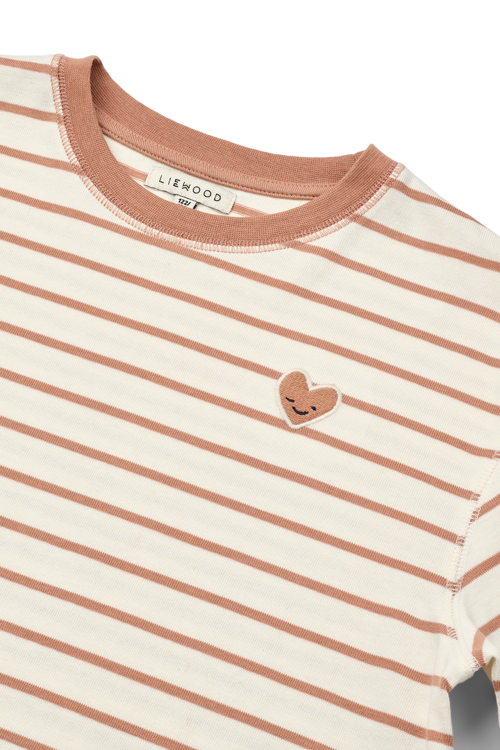 Liewood Tyler Stripe LS t-shirt heart tuscany rose / creme de la creme Detailaufnahme aufgenähtes Herz mit lachendem Gesicht