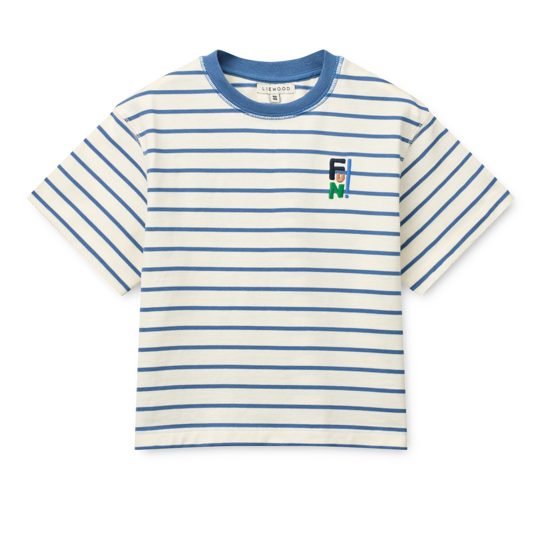 weißes Kurzarm-T-Shirt für Kinder aus 100% GOTS-zertifizierter, dicker Bio-Baumwolle mit mittelblauen Querstreifen im bretonischen Stil, mittelblauem Rundhalsausschnitt und einem kleinen aufgenähten Schriftzug "Fun" auf Höhe der linken Brust. Produktbild, Ansicht von vorne