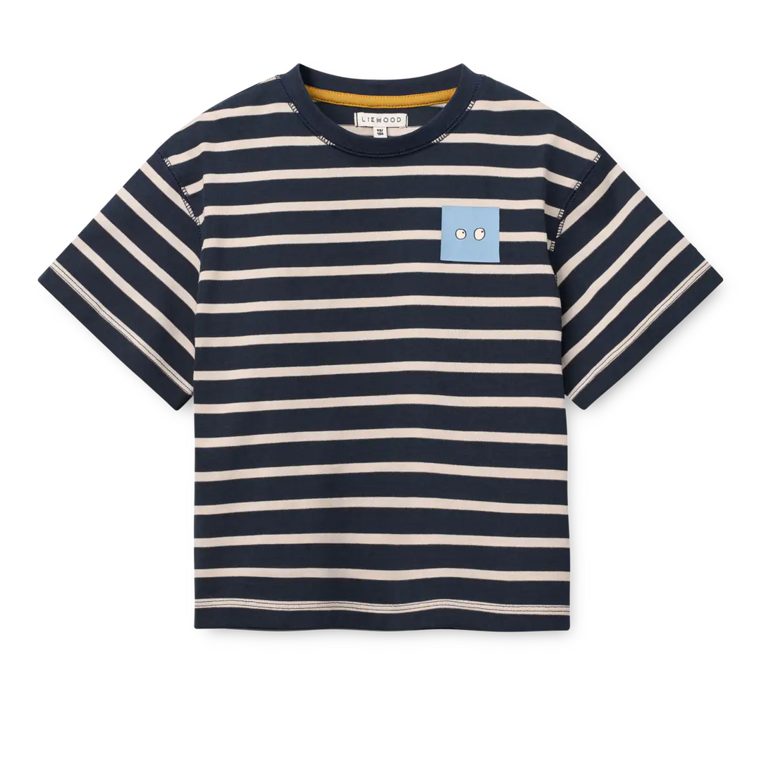 dunkelblaues, kurzärmeliges T-Shirt für Kinder mit sandfarbenen Querstreifen, Rundhalsausschnitt und hellblauem, quadratischem Print auf Höhe der linken Brust. Produktbild, Ansicht von vorne. 
