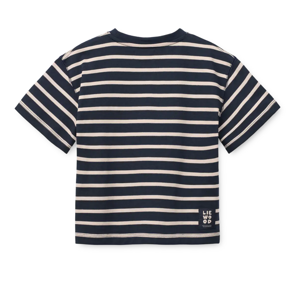Liewood Tyler Stripe SS T-shirt Y/D stripe classic navy sandy Produktbild, Ansicht der Rückseite. Hier Liewood - Label am unteren rechten Saum aufgenäht. 