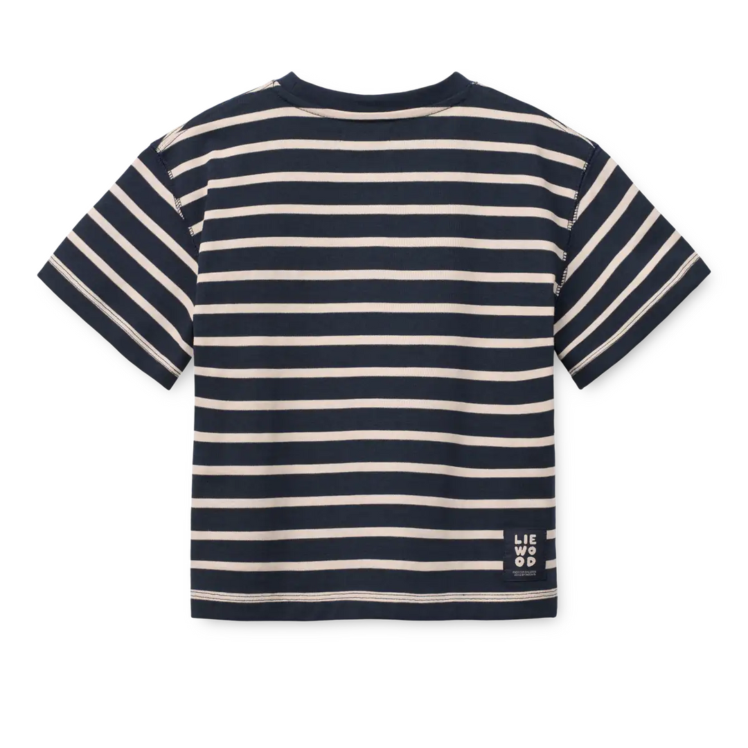 Liewood Tyler Stripe SS T-shirt Y/D stripe classic navy sandy Produktbild, Ansicht der Rückseite. Hier Liewood - Label am unteren rechten Saum aufgenäht. 