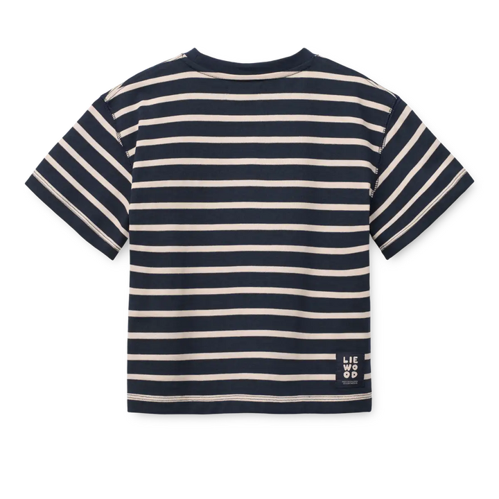 Liewood Tyler Stripe SS T-shirt Y/D stripe classic navy sandy Produktbild, Ansicht der Rückseite. Hier Liewood - Label am unteren rechten Saum aufgenäht. 