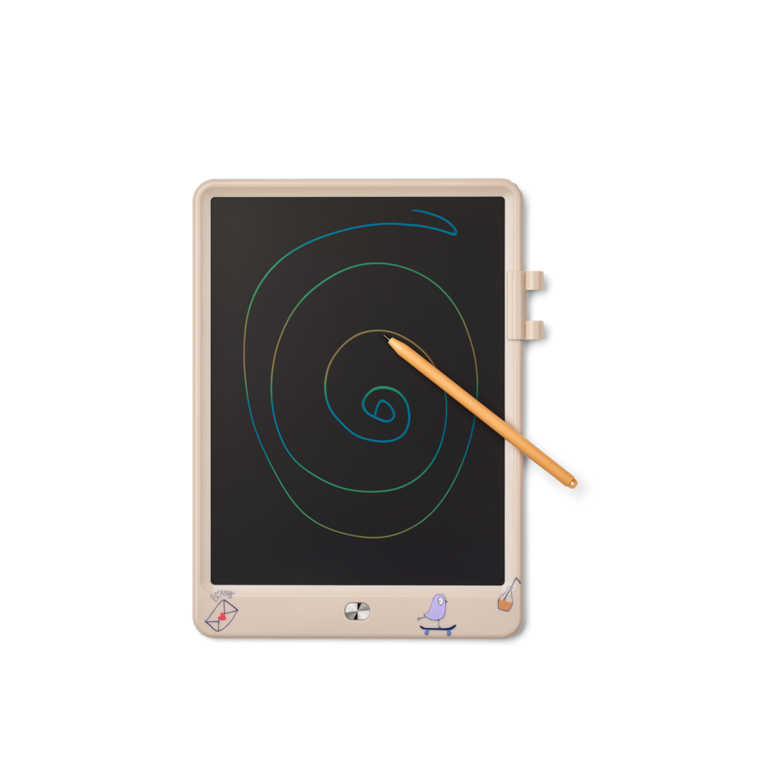 Liewood Zora Magic Drawing Board 10 inches tamtam/sandy Produktbild, Ansicht der Vorderseite mit Beispielzeichnung auf der Tafel in bunter Farbe. 