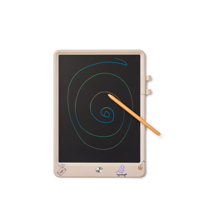 Liewood Zora Magic Drawing Board 10 inches tamtam/sandy Produktbild, Ansicht der Vorderseite mit Beispielzeichnung auf der Tafel in bunter Farbe. 