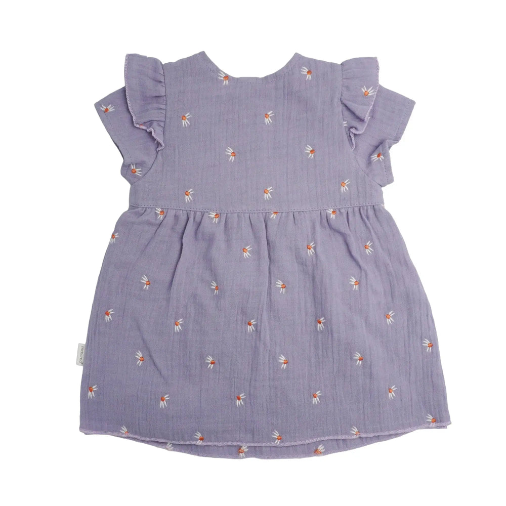 fliederfarbenes Kleid für Babys aus Musselin mit kleinen aufgestickten Margeriten in weiß und orange, kurzem Arm und Rüschen über den Schultern, Rundhalsausschnitt und halbe Knopfleiste am Rücken
