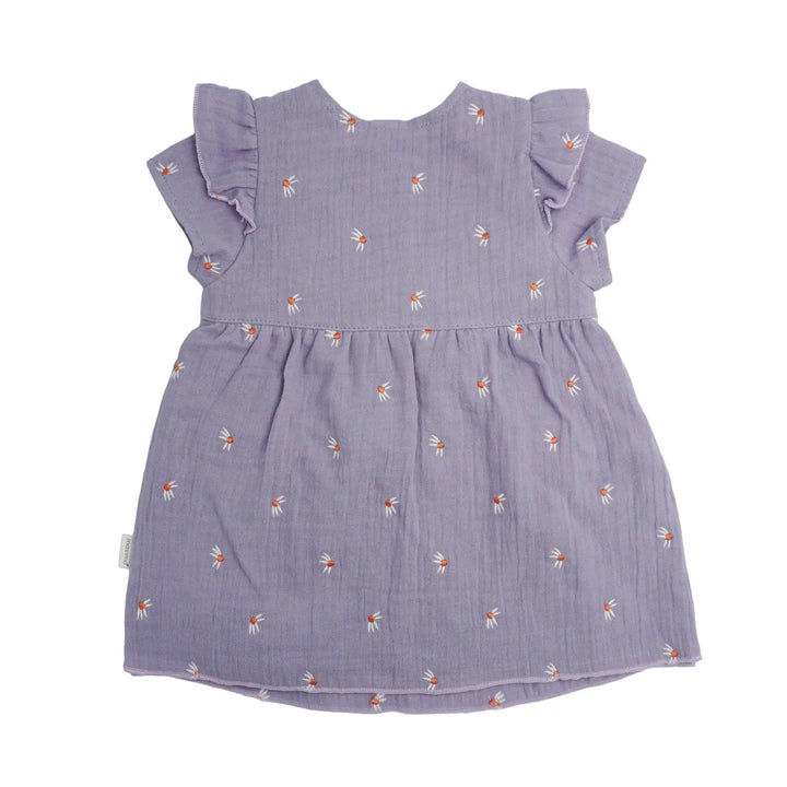fliederfarbenes Kleid für Babys aus Musselin mit kleinen aufgestickten Margeriten in weiß und orange, kurzem Arm und Rüschen über den Schultern, Rundhalsausschnitt und halbe Knopfleiste am Rücken