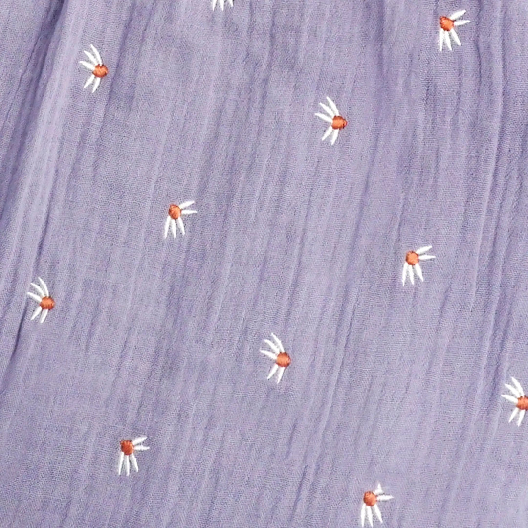 Maximo GOTS Baby Girl-Kleid flieder-margerite Detailansicht Musselinstoff mit aufgestickten Margeriten