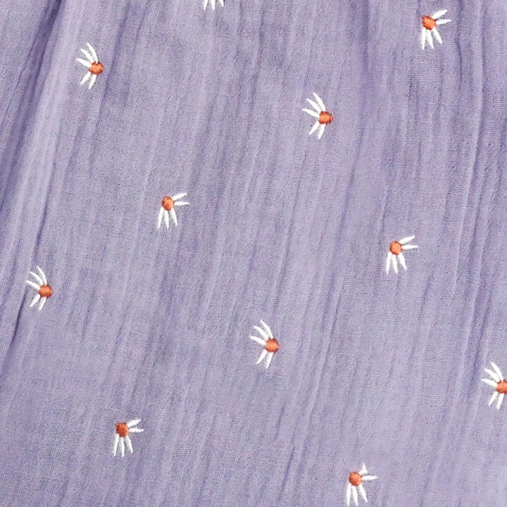 Maximo GOTS Baby Girl-Kleid flieder-margerite Detailansicht Musselinstoff mit aufgestickten Margeriten