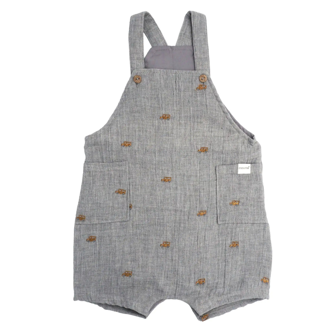 graumelierte Latzhose mit kurzem Bein für Babys aus Musselin mit aufgestickten kleinen Autos in braun und zwei aufgesetzen Taschen an der Seite