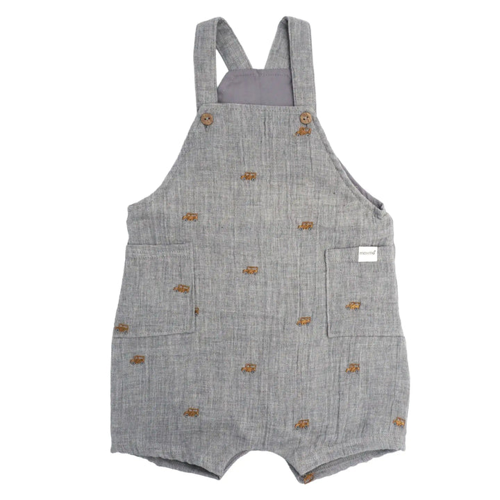 graumelierte Latzhose mit kurzem Bein für Babys aus Musselin mit aufgestickten kleinen Autos in braun und zwei aufgesetzen Taschen an der Seite