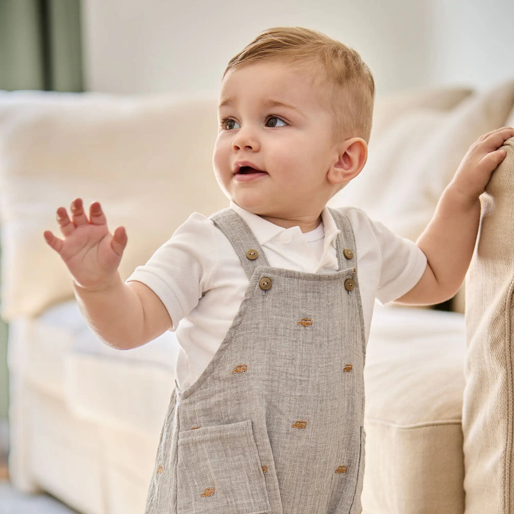 Maximo GOTS Baby Latzshorts graumeliert auto getragen von einem kleinen Jungen, Ansicht von vorne