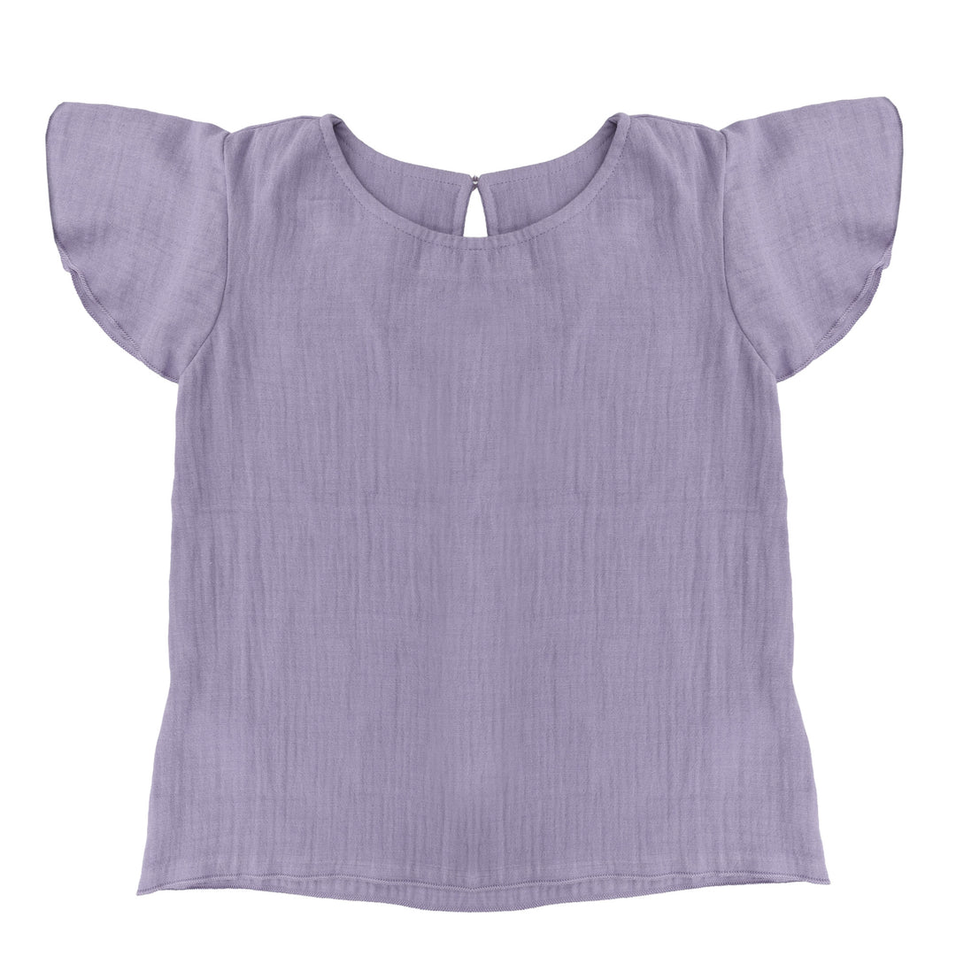 fliederfarbenes Shirt für Mädchen aus Musselin-Qualität mit kurzen Flügelärmeln, Rundhalsausschnitt und Knopfverschluss im Nacken, Produktbild, Ansicht von vorne