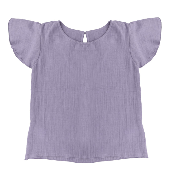 fliederfarbenes Shirt für Mädchen aus Musselin-Qualität mit kurzen Flügelärmeln, Rundhalsausschnitt und Knopfverschluss im Nacken, Produktbild, Ansicht von vorne