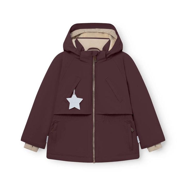 auberginefarbene Winterjacke für Mädchen im Trenchcoat-Stil mit durchgehendem Reißverschluss, gefütterter, abnehmbarer Kapuze, Windmanschetten an den Ärmeln, Reflektorstern vorne und seitlichen Eingriffstaschen. Produktbild, Ansicht von vorne. 