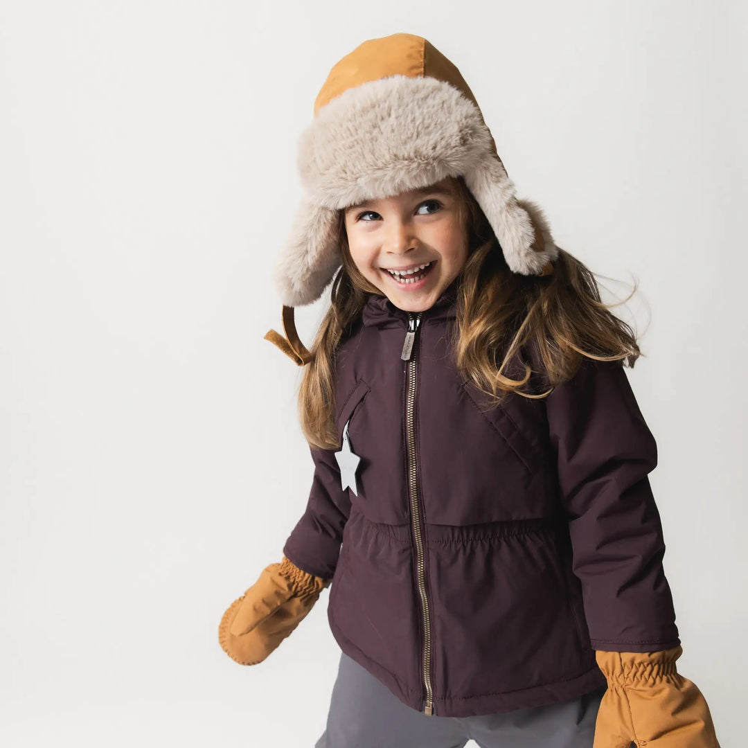 Mini A Ture Matalgeana fleece lined winter jacket GRS fudge aubergine getragen von einem Mädchen vor weißer Leinwand, Ansicht von vorne. 
