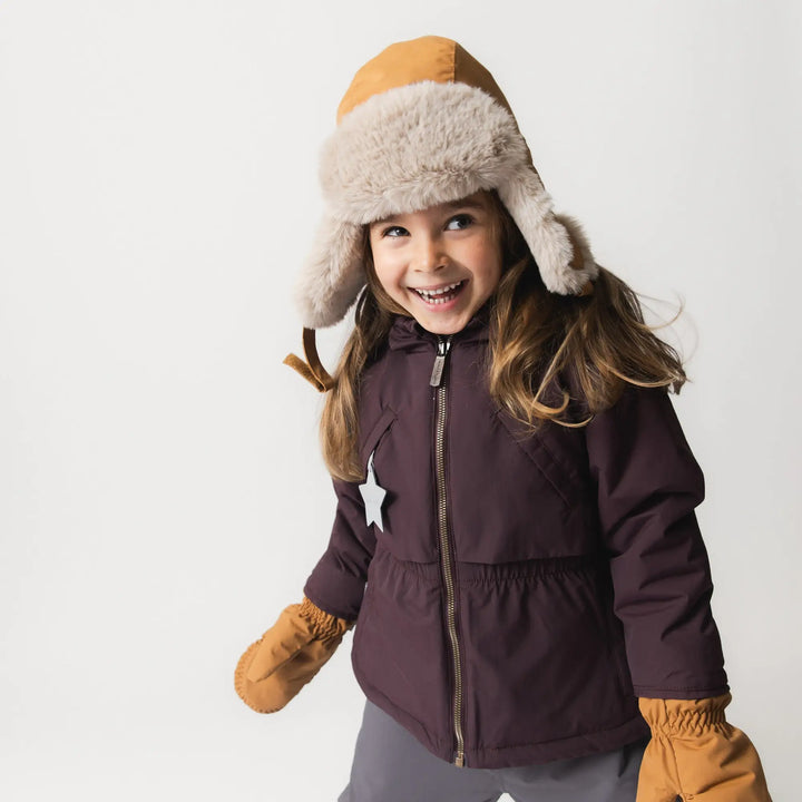 Mini A Ture Matalgeana fleece lined winter jacket GRS fudge aubergine getragen von einem Mädchen vor weißer Leinwand, Ansicht von vorne. 