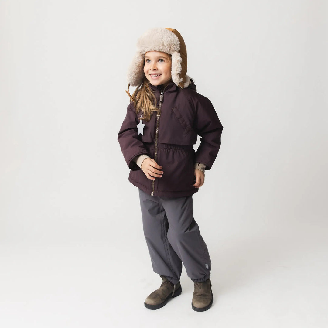 Mini A Ture Matalgeana fleece lined winter jacket GRS fudge aubergine getragen von einem Mädchen vor weißer Leinwand, Ansicht von vorne. 