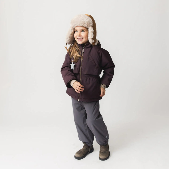Mini A Ture Matalgeana fleece lined winter jacket GRS fudge aubergine getragen von einem Mädchen vor weißer Leinwand, Ansicht von vorne. 