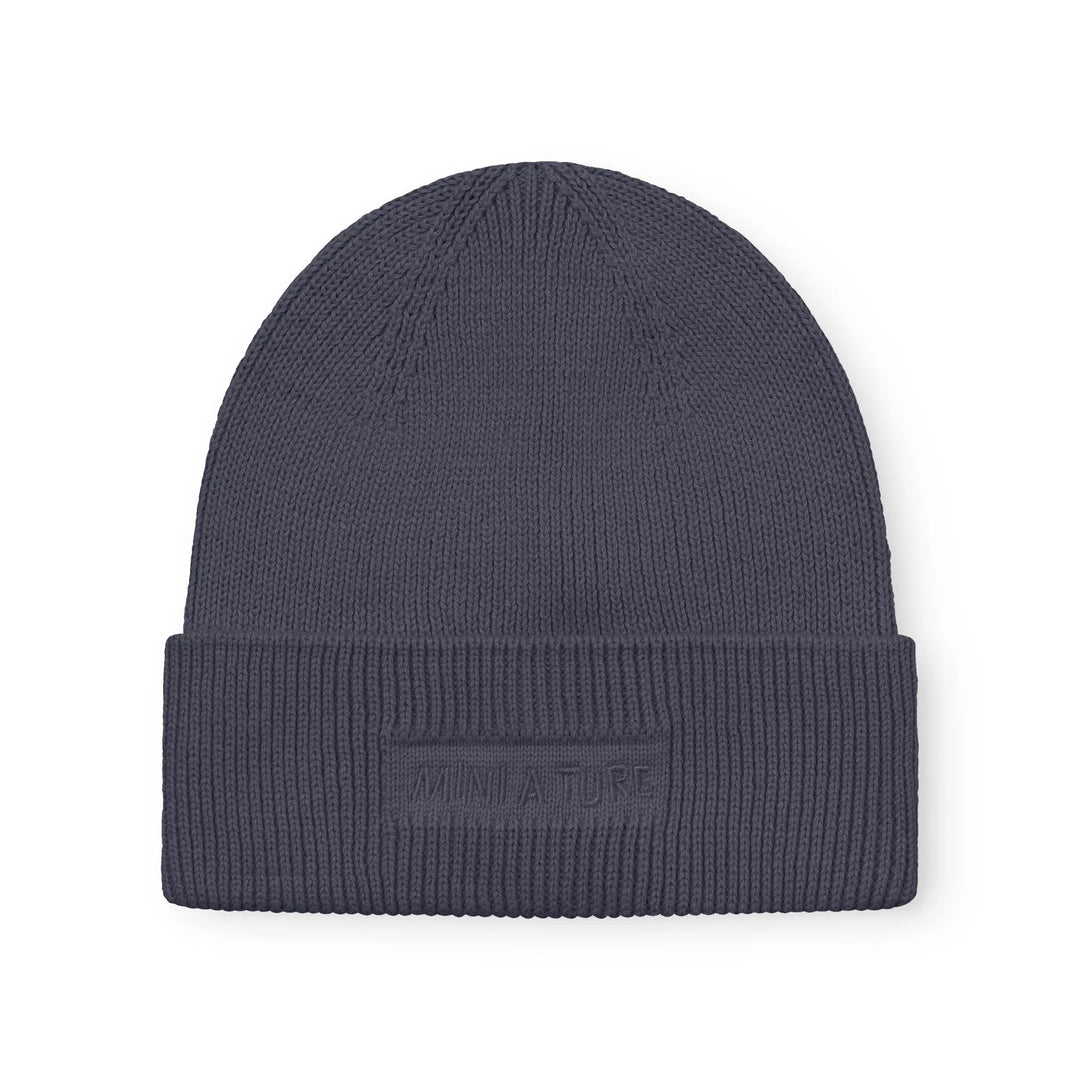 dunkelblaue, gerippte Beanie Mütze aus Bio-Baumwolle für Babys und Kinder mit Umschlag und Logo